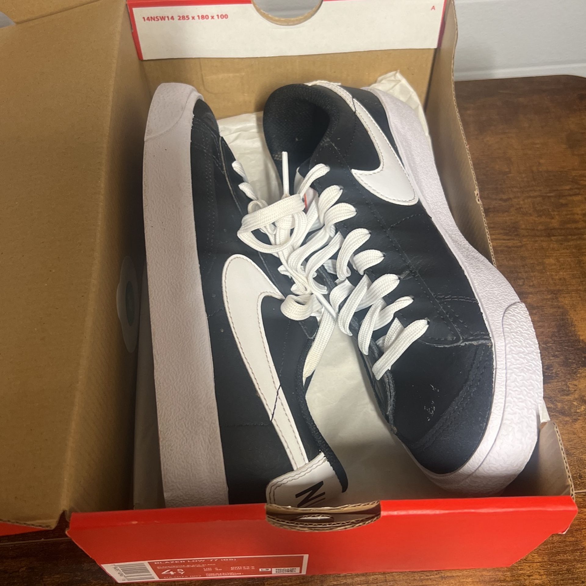 Nike Youth blazer Shoes Size 4.5 Like New