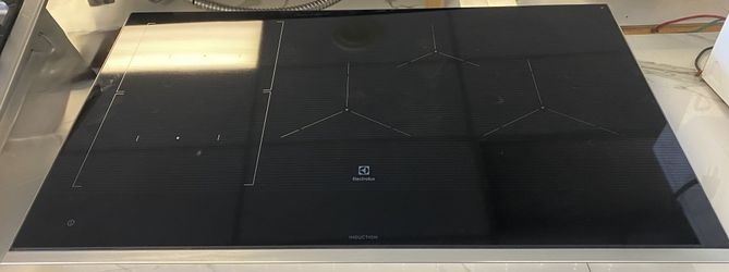 Black Electrolux Five Burner Glass Top INDUCTION Cook Top (7-0012)