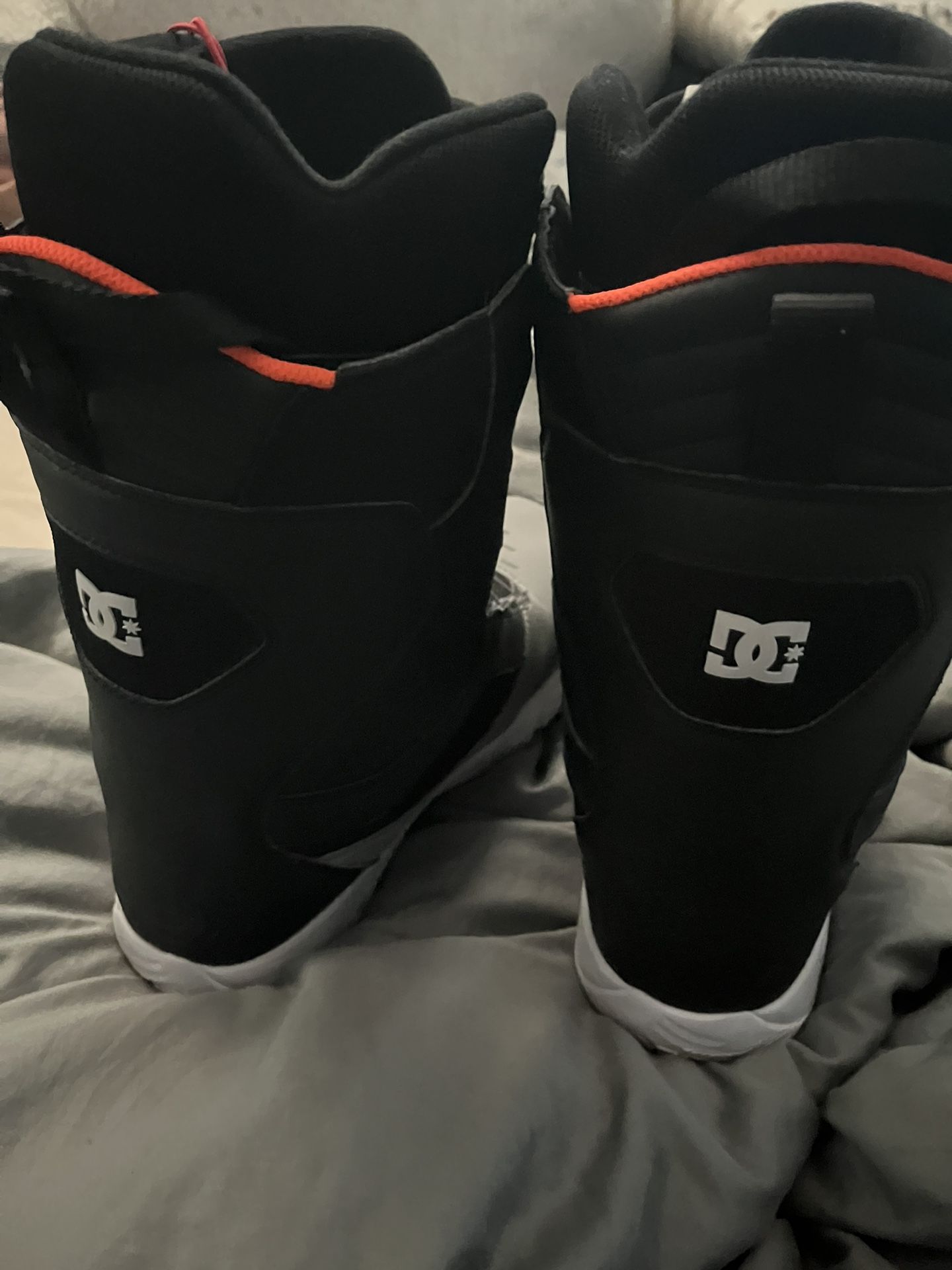 Snowboarding boots