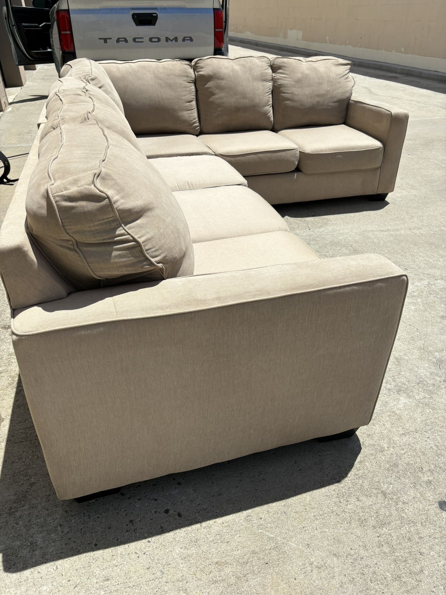 Tan Sectional Couch 🛻Delivery Available🛻