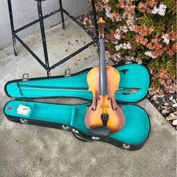 Nice 😊 violin 🎻. 4/4 full size made in Canada