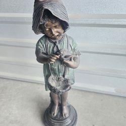 Bronze statue/Little Girl with a bird