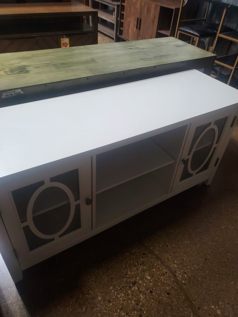Beautiful White TV Entertainment (,New)