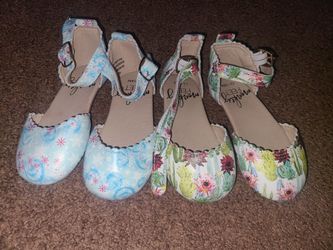 Girls size 12/18 Monkey feet shoes
