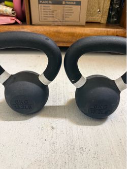 6kg (13.2 lb) powder-coated cast iron kettlebells