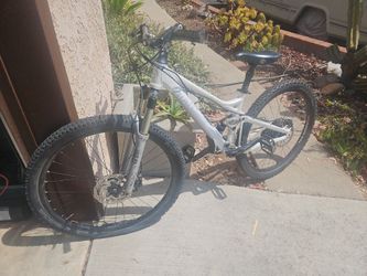 Giant full suspention moutan bike  26" good  Mohawk bike  missing a rear The quick release bike axle kids lost it