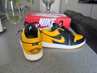 Air Jordan 1 Men's size 10  low university gold/black-yellow ochre