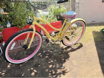 Bike/Huffy Cranbrook beach cruiser bike in a yellow and pink color