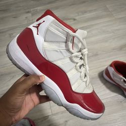 used jordan 11 red cherry size 8.5