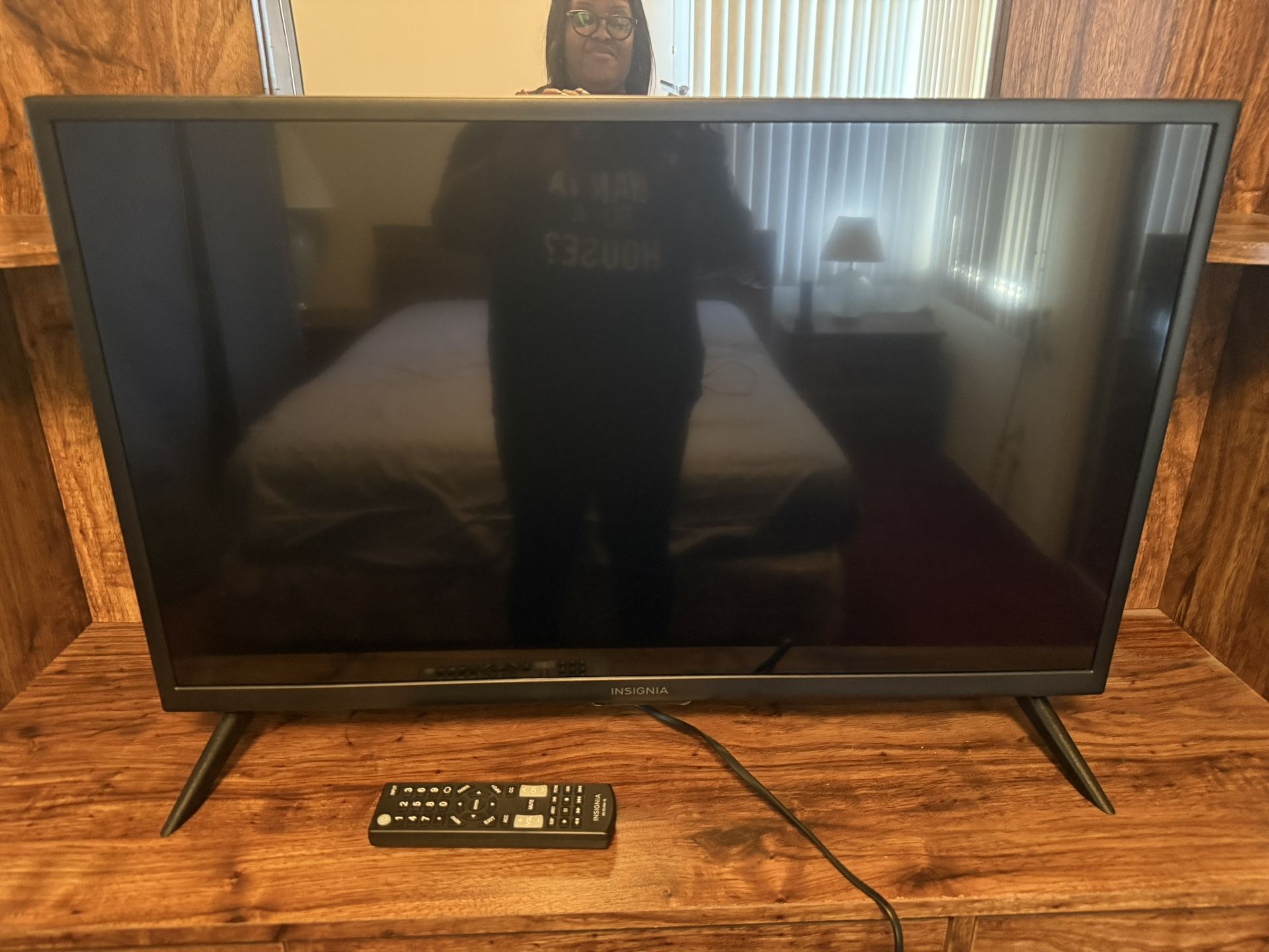 Insignia 32 LED TV