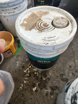 Pintura   BEHR  Gris  son 2 botes