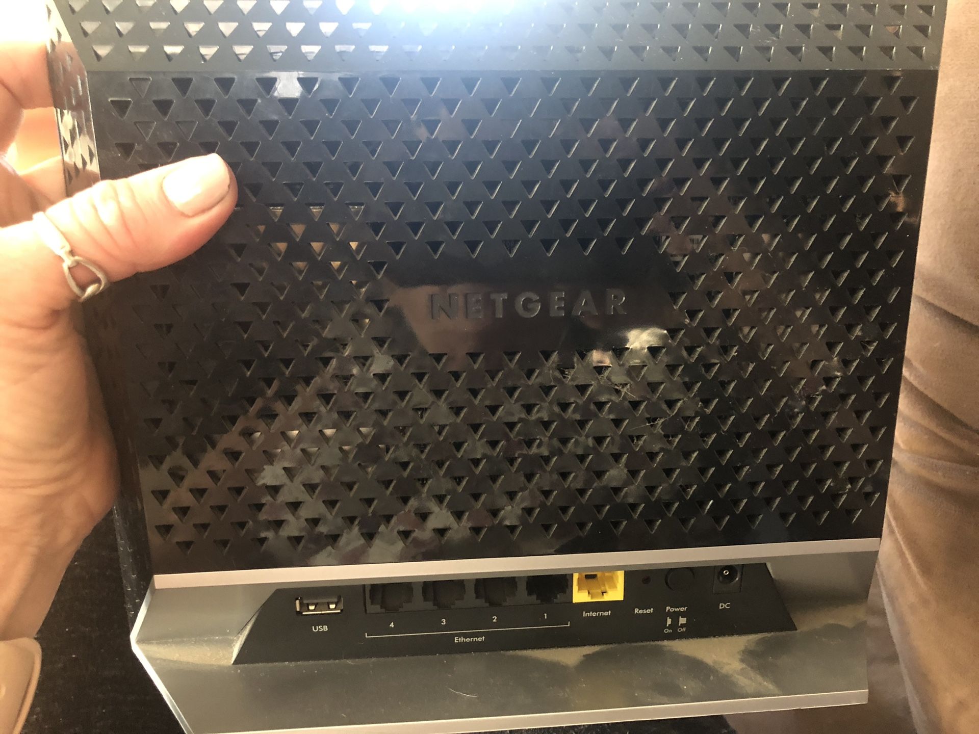 Netgear51 wireless router R6200 —