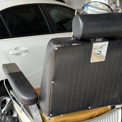 Barber chair  estilo Belmont  and barber  pole