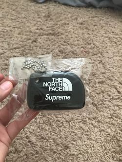 Supreme the north face floating keychain