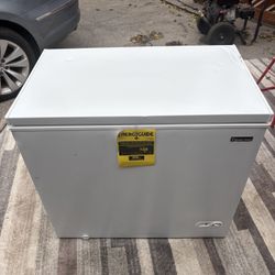 Magic Chef 7.0 cu. ft. Chest Freezer in White HMCF7W4