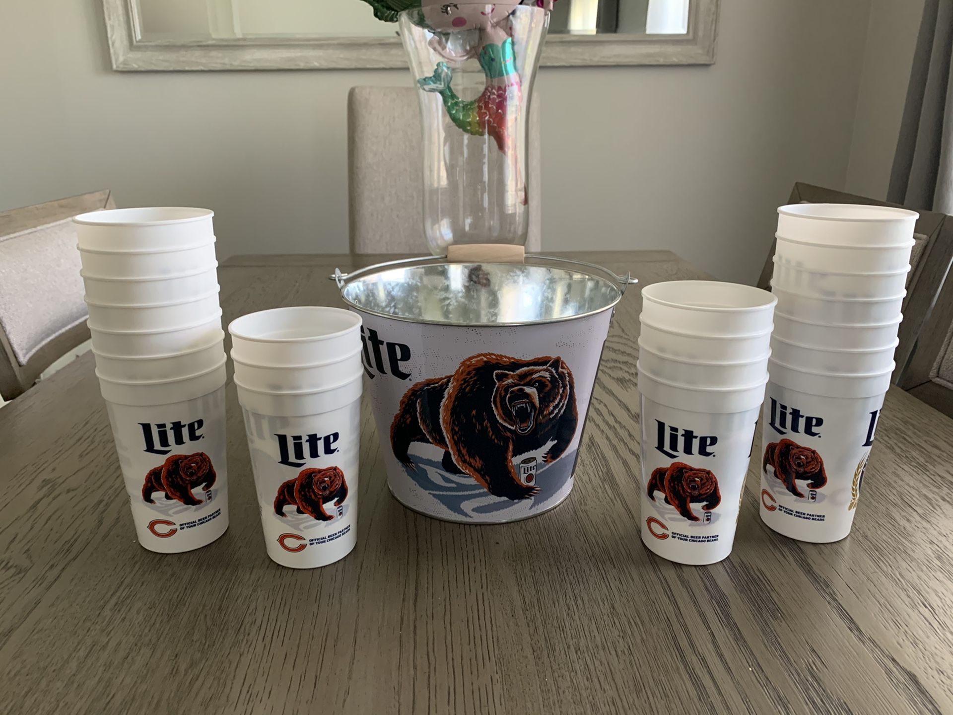 30 x 20oz plastic bears reusable cups and 1 bear bucket, Chicago bears,Miller lite,plastic cups,Chicago Cubs,Chicago white Sox ,Chicago bulls,man cav