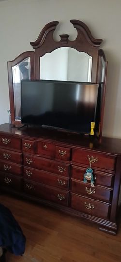 Queen bed w/ dresser & mirror