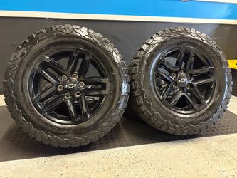 18” CHEVY SILVERADO TAHOE & SUBURBAN Z71 TRAILBOSS TAKE OFF SET LIKE NEW TIRES