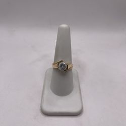 14kt Gold Engagement Style Ring w/ Design 