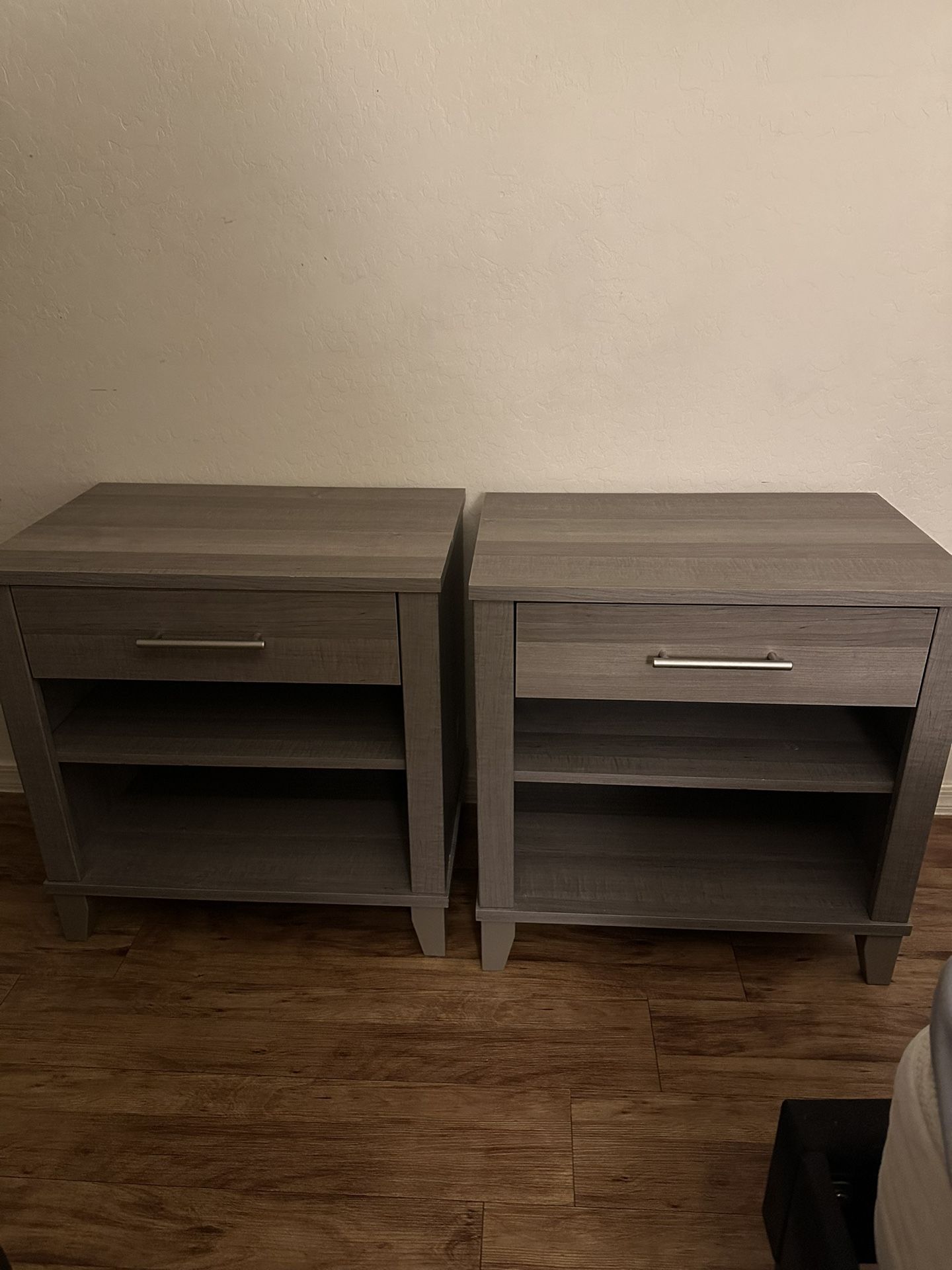 2 Nightstands