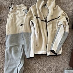 Nike Tech Set