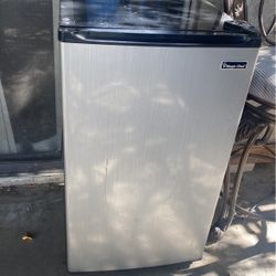 magic chef mini fridge