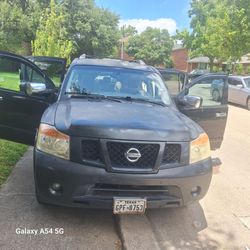 Troca nisan armada muy buena Sale  es 8 cilindros. Con Llantas new todo sirve muy bien  con esterio aire