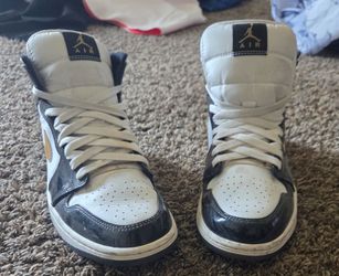 Air Jordan 1 Mid SE Patent "Black Gold"