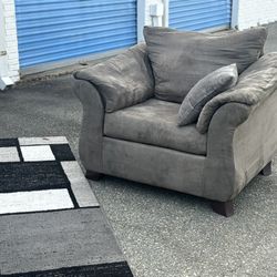 NEW ARRIVAL‼️ ACCENT CHAIR (gray) 