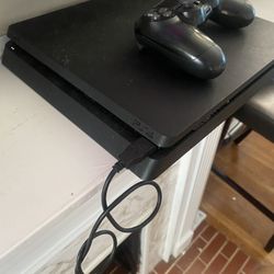 PS4 Slim 