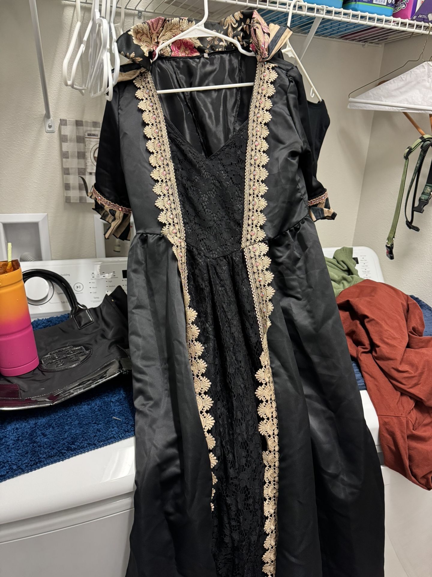 Gorgeous Ball Gown With Headpiece Size Medium