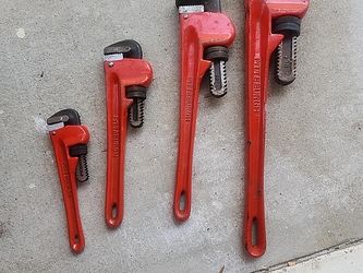 Set of pipe wrenches