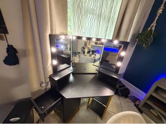 Like new vanity/ makeup dresser