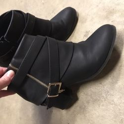 Thalia Black leather booties