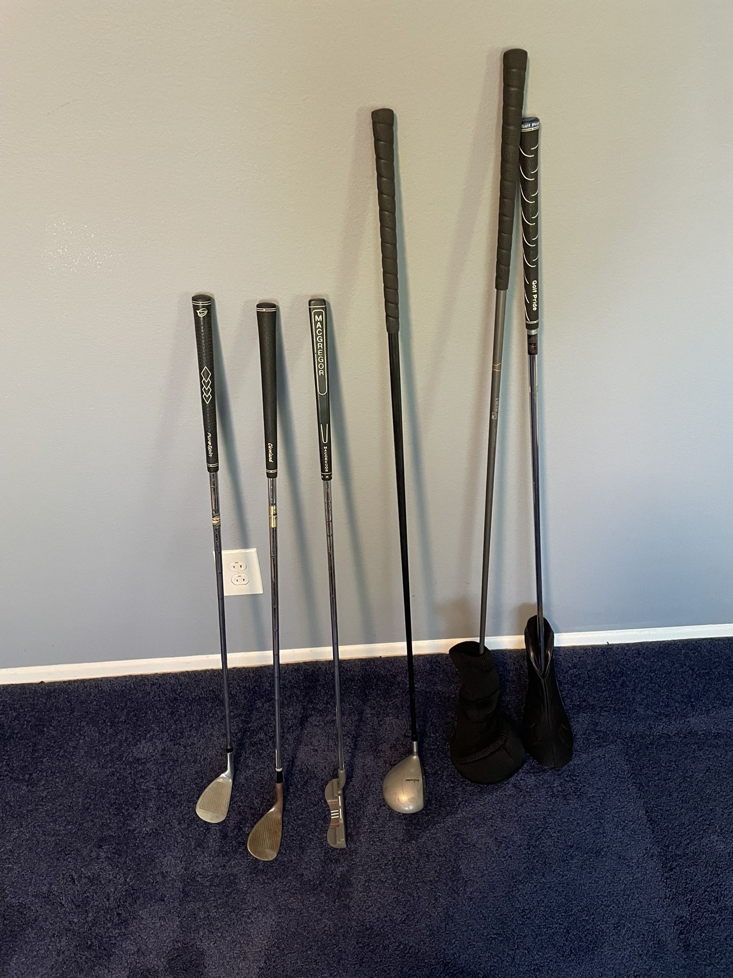Lot If 6 Gold Clubs (Taylormade)