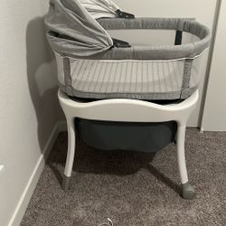 Graco Soothing Bassinet 