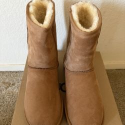 UGG W CLASSIC SHORT II SIZE 8 Women
