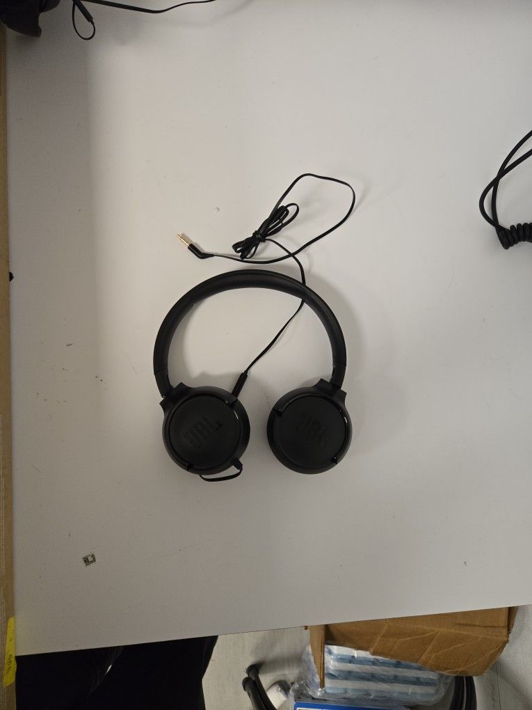 JBL TUNE 500 ON EAR HEADPHONES x2