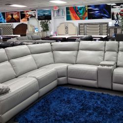 Top Grain Leather Sectional Power Available Now $2,999/ Seccional eléctrico de cuero de grano superior disponible ahora $ 2,999