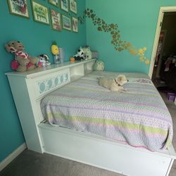 Daybed full size with bookcase 