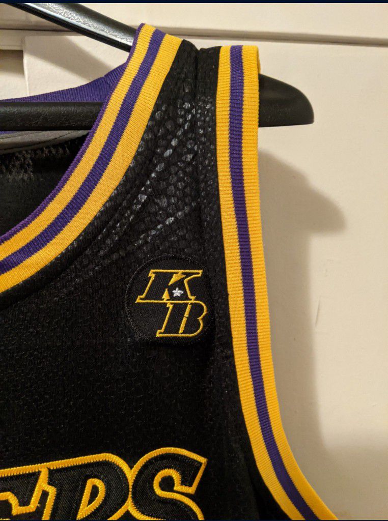 Kobe Bryant Los Angeles Lakers White Nike Swingman Jersey #24 for Sale in  Garden Grove, CA - OfferUp