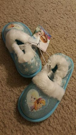Brand new Frozen slipper ..size 7-8