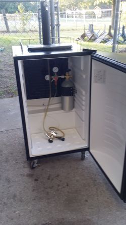 Kegerator nostalgia electrics krs2100. 4.6 cubic ft for Sale in