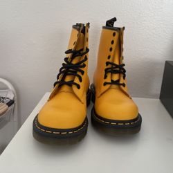 Doc Martins Yellow