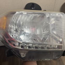 Toyota Tundra 2016 Headlights 