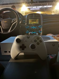 Xbox series s 128gb with controller and wires