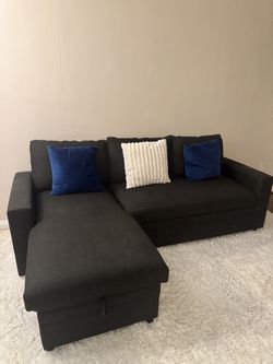 Black/Charcoal Sleeper Sectional Sofa with Chaise in Excellent condition – Converts to Queen Bed