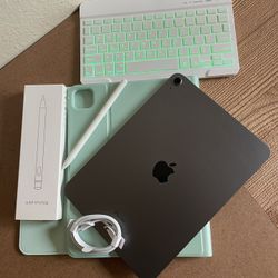 Apple iPad Air 5th Generation (M1 chip / 2022) 64GB with keyboard, pencil & Accessories 