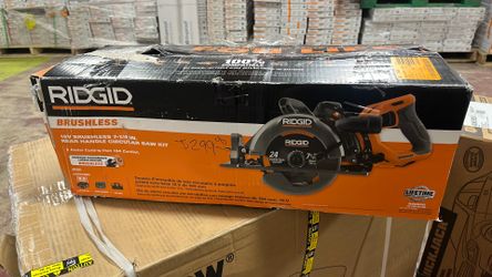 RIDGID 18V Brushless Cordless 7-1/4 in. Rear Handle Circular Saw Kit with 8.0 Ah MAX Output Battery, 18V Charger and Bag
