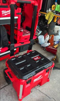 Milwaukee pack out rolling tool box